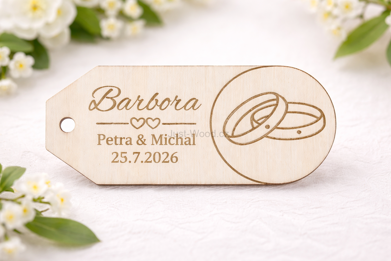 Dřevěná jmenovka na svatební stůl se jménem a datem
