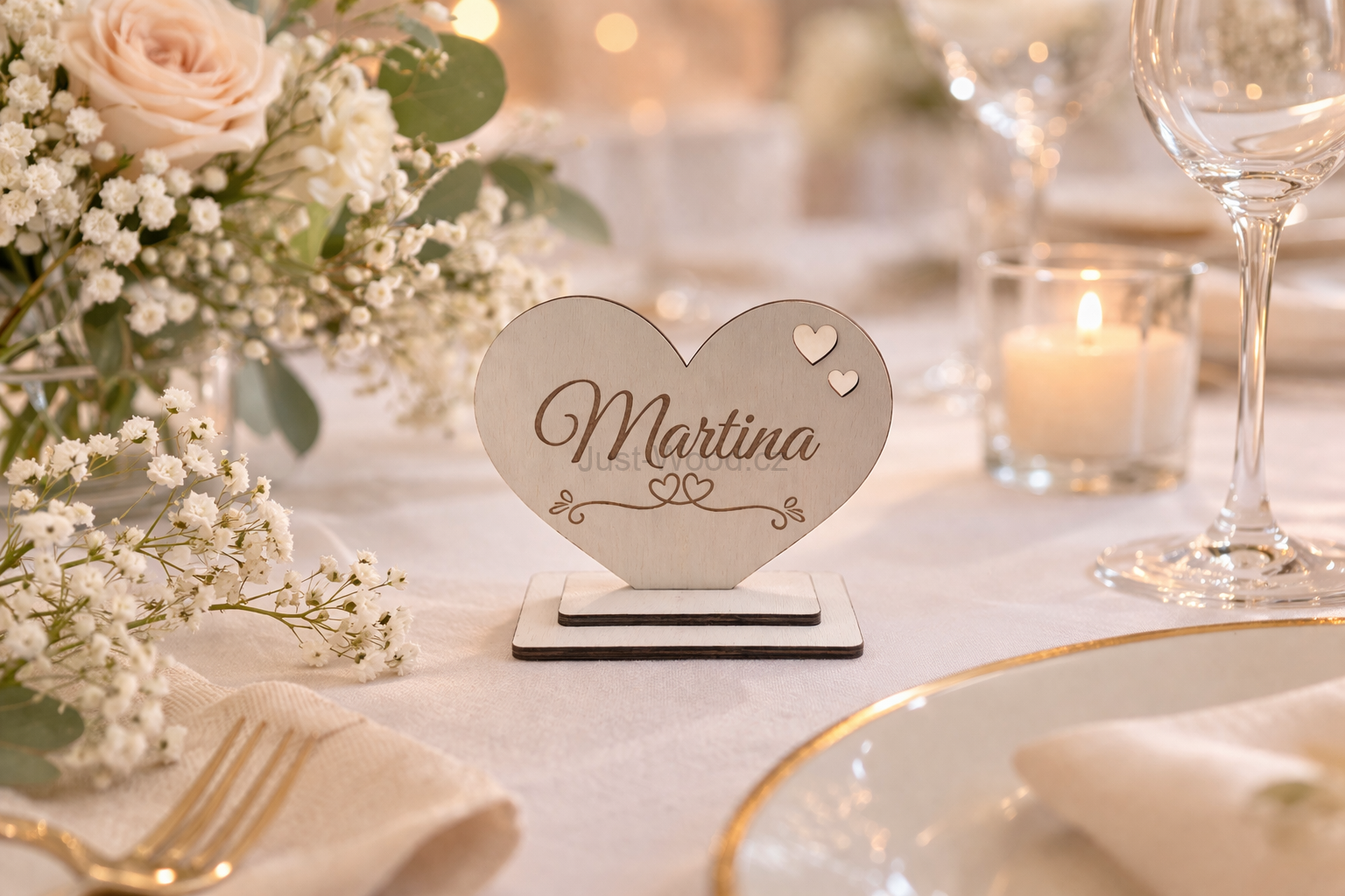 Dřevěná jmenovka na svatební stůl se jménem a datem