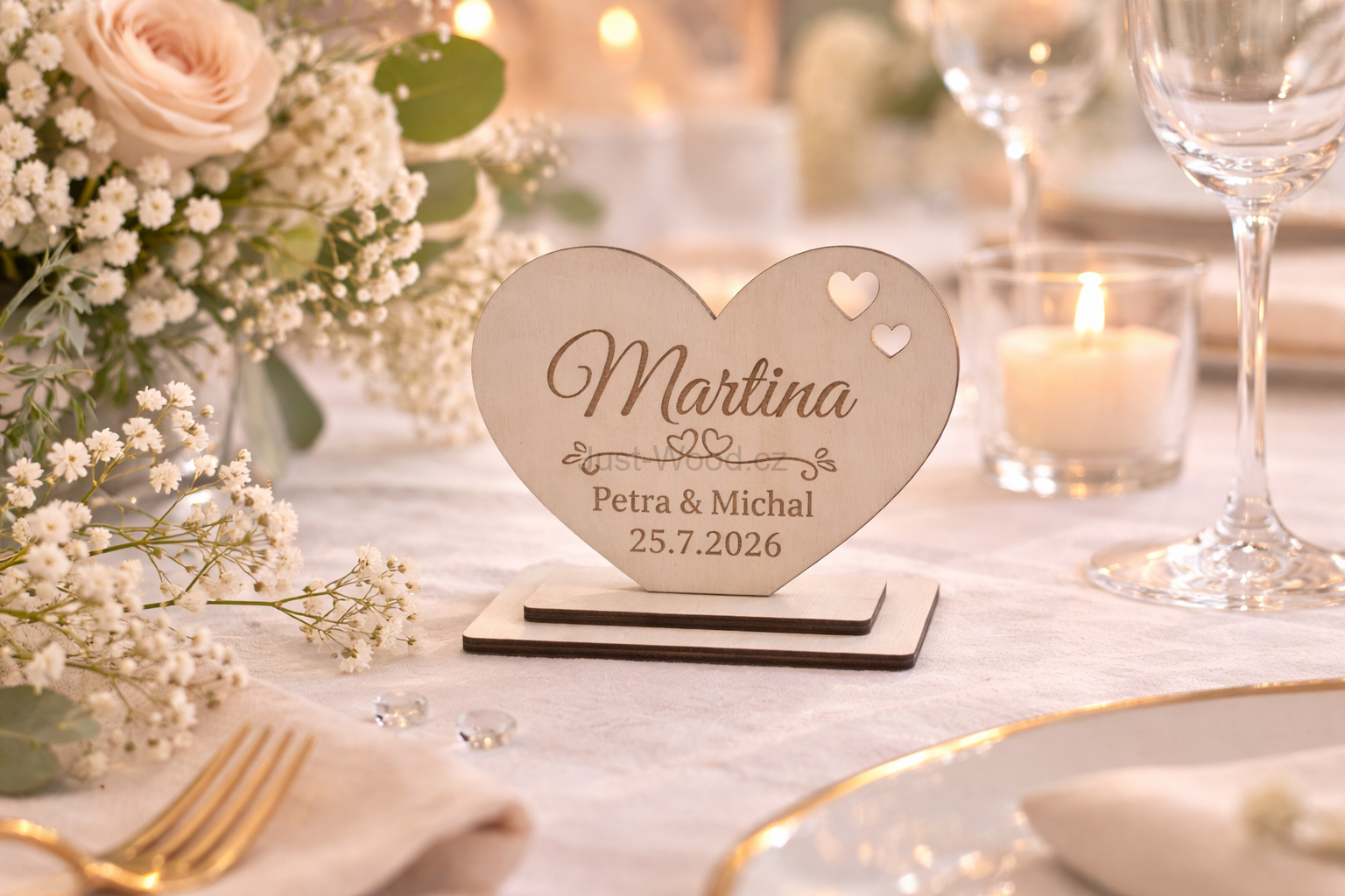 Dřevěná jmenovka na svatební stůl se jménem a datem